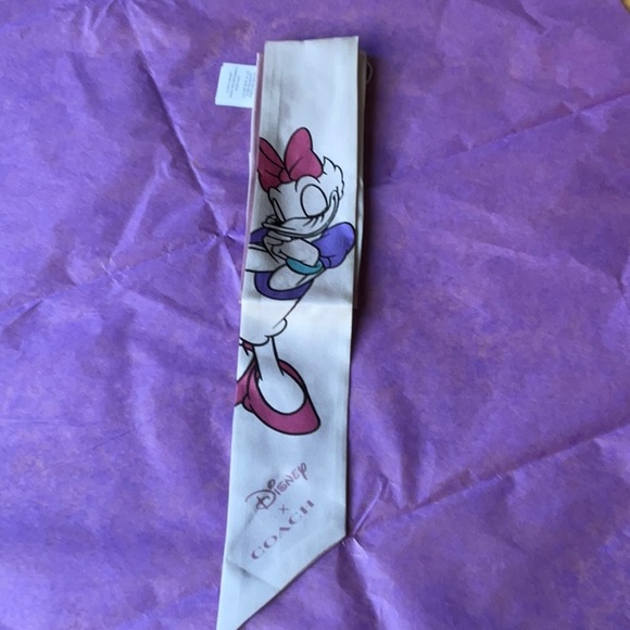 🎀 DISNEY X COACH DAISY DUCK SCARF 🎀 NWT 🎀 - Picture 14 of 16